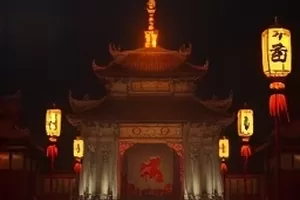 《市集早班车》清晨摊位摆货的手部特写